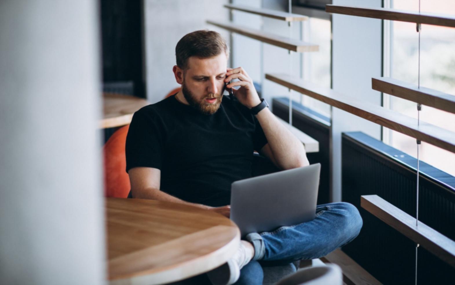 Participants travaillant sur des exercices budgétaires pratiques